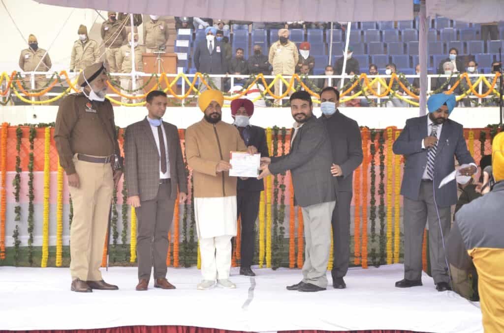 Honored for Service – DMA की वुमन सैल की वाइस प्रेसिडेंट नीतू कपूर के पति संजीव कपूर को CM चरणजीत सिंह चन्नी ने किया सम्मानित, सेवा से मिला सम्मान