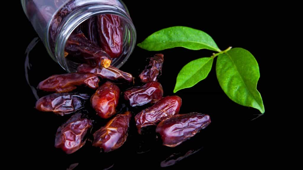 Benefits of Dates – सर्दीयों के लिए सूपर फूड है ये फल, सेवन से होते हैं कई लाभ