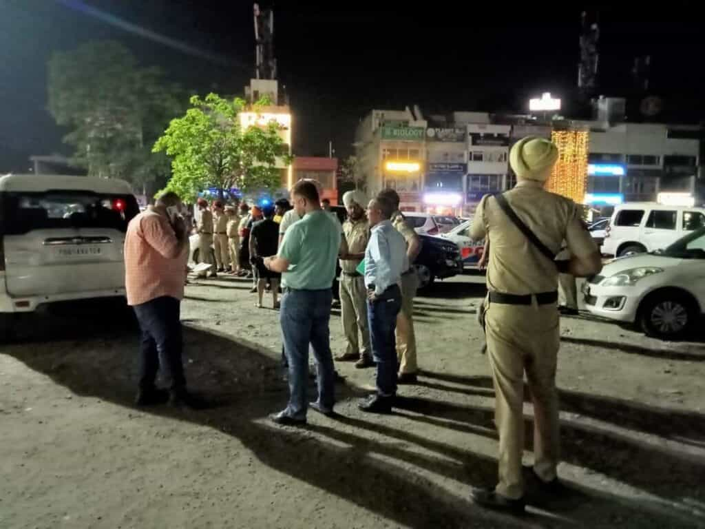 Firing in Mohali – बड़ी वारदात, परिवार संग खाना खाने आए व्यक्ति को तीन गोली मारी