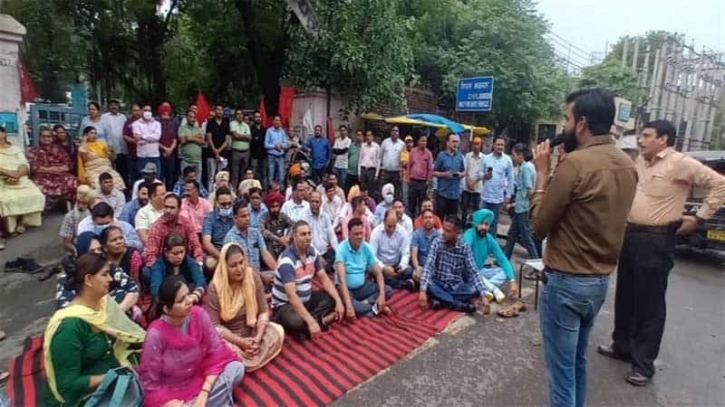 Uproar in Civil Surgeon Office – सिविल सर्जन कार्यालय में हंगामा, मुलाजिमों ने मुख्य गेट किया बंद, जाने वजह Uproar in Civil Surgeon Office – सिविल सर्जन कार्यालय में हंगामा, मुलाजिमों ने मुख्य गेट किया बंद, जाने वजह