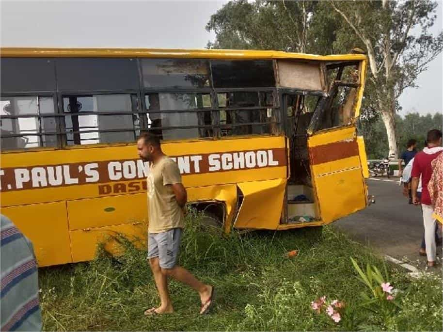 Accident in Hoshiarpur : बड़ा हादसा, ट्रक ने स्कूल बस को मारी टक्कर, एक बच्चे की मौत, कई घायल