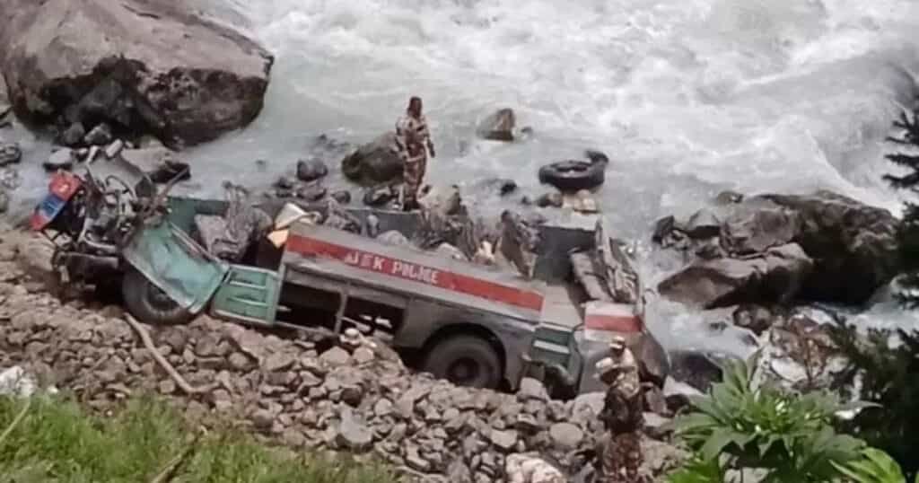 Accident of Military Vehicle : बड़ा हादसा, ITBP के जवानों से भरी बस नदी में गिरी, 7 जवान शहीद