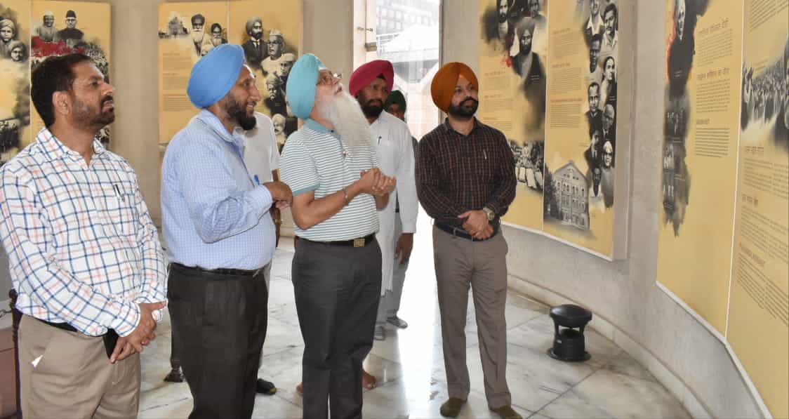 Minister visits Jang e Azadi Memorial 4