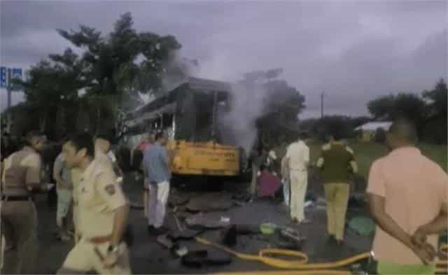 Fire in Bus : ट्रक से टक्कर के बाद बस में लगी आग, बच्चे समेत 11 की मौत