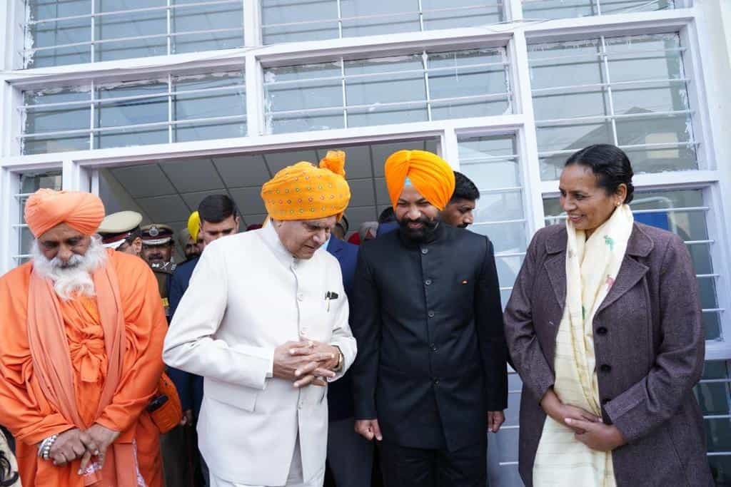 74th Republic Day : 74वें गणतंत्र दिवस के अवसर पर राज्यपाल बनवारी लाल पुरोहित ने जालंधर में लहराया राष्ट्रीय ध्वज, देखें तस्वीरें 8 11 11 11 11