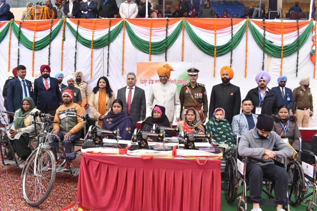 74th Republic Day : 74वें गणतंत्र दिवस के अवसर पर राज्यपाल बनवारी लाल पुरोहित ने जालंधर में लहराया राष्ट्रीय ध्वज, देखें तस्वीरें 11 74th Republic Day 13 74th Republic Day 13 74th Republic Day 13 74th Republic Day 13