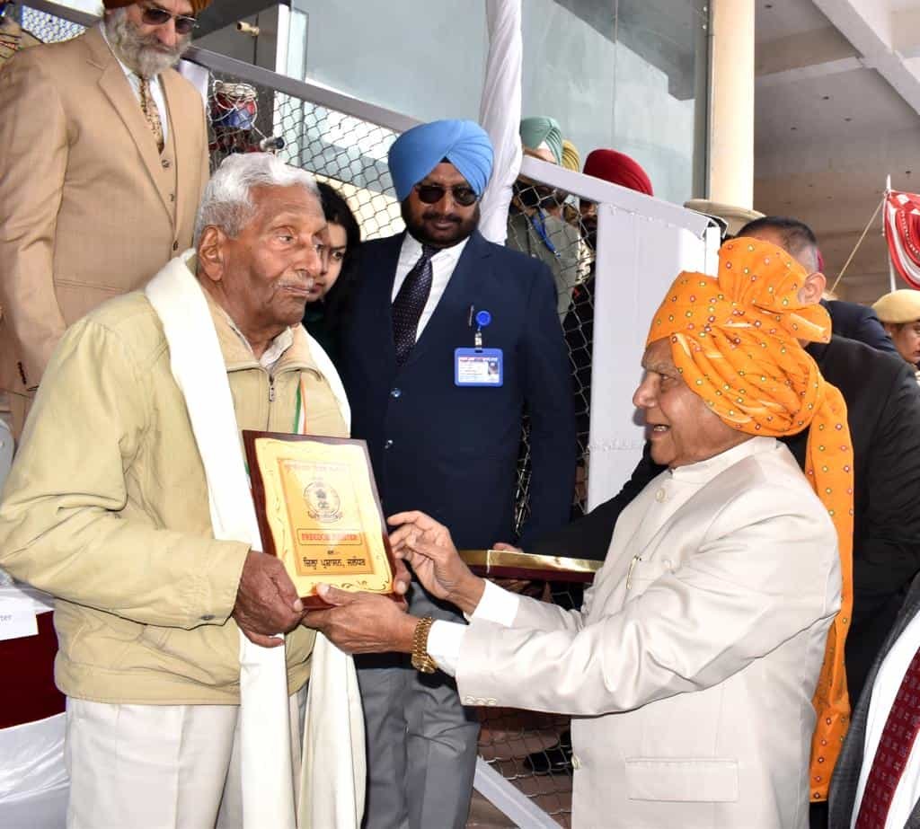 74th Republic Day : 74वें गणतंत्र दिवस के अवसर पर राज्यपाल बनवारी लाल पुरोहित ने जालंधर में लहराया राष्ट्रीय ध्वज, देखें तस्वीरें 12 74th Republic Day 14 74th Republic Day 14 74th Republic Day 14 74th Republic Day 14