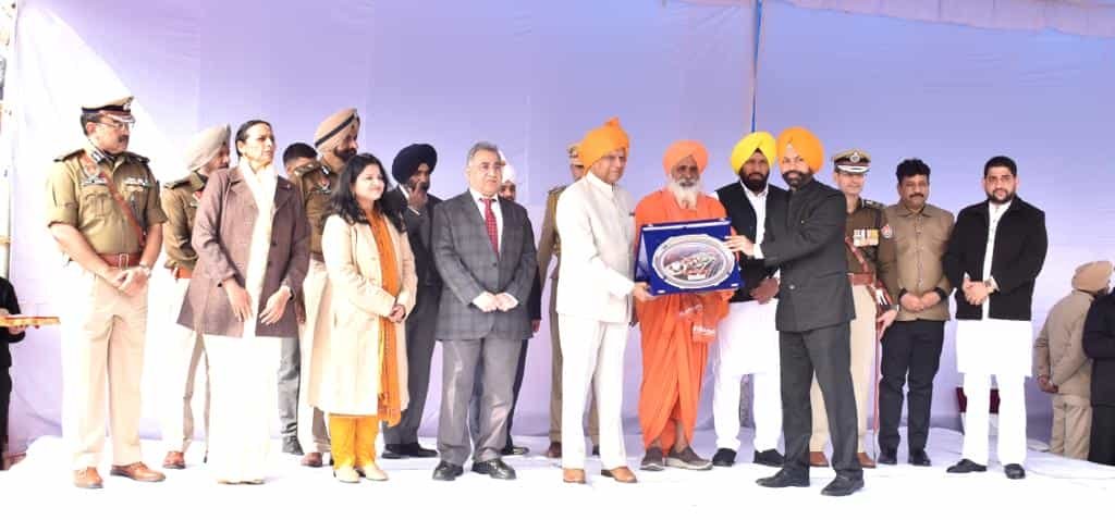 74th Republic Day : 74वें गणतंत्र दिवस के अवसर पर राज्यपाल बनवारी लाल पुरोहित ने जालंधर में लहराया राष्ट्रीय ध्वज, देखें तस्वीरें 14 74th Republic Day 16 74th Republic Day 16 74th Republic Day 16 74th Republic Day 16