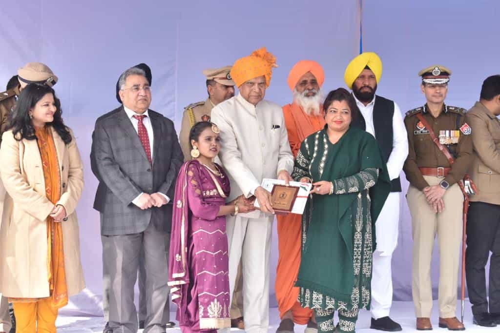 74th Republic Day : 74वें गणतंत्र दिवस के अवसर पर राज्यपाल बनवारी लाल पुरोहित ने जालंधर में लहराया राष्ट्रीय ध्वज, देखें तस्वीरें 15 74th Republic Day 17 74th Republic Day 17 74th Republic Day 17 74th Republic Day 17