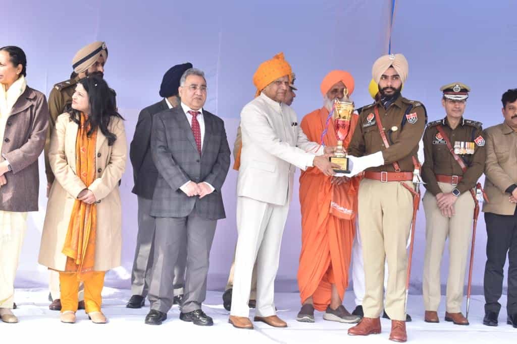 74th Republic Day : 74वें गणतंत्र दिवस के अवसर पर राज्यपाल बनवारी लाल पुरोहित ने जालंधर में लहराया राष्ट्रीय ध्वज, देखें तस्वीरें 17 74th Republic Day 19 74th Republic Day 19 74th Republic Day 19 74th Republic Day 19