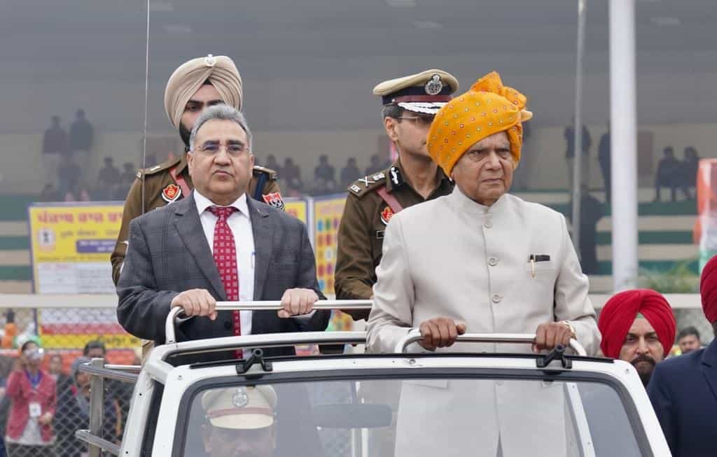 74th Republic Day : 74वें गणतंत्र दिवस के अवसर पर राज्यपाल बनवारी लाल पुरोहित ने जालंधर में लहराया राष्ट्रीय ध्वज, देखें तस्वीरें 3 74th Republic Day 6 74th Republic Day 6 74th Republic Day 6 74th Republic Day 6