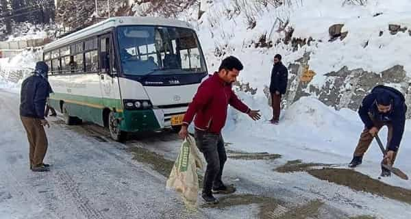 Himachal Weather : हिमाचल में बर्फबारी का कहर, 182 सड़कों पर आवाजाही ठप