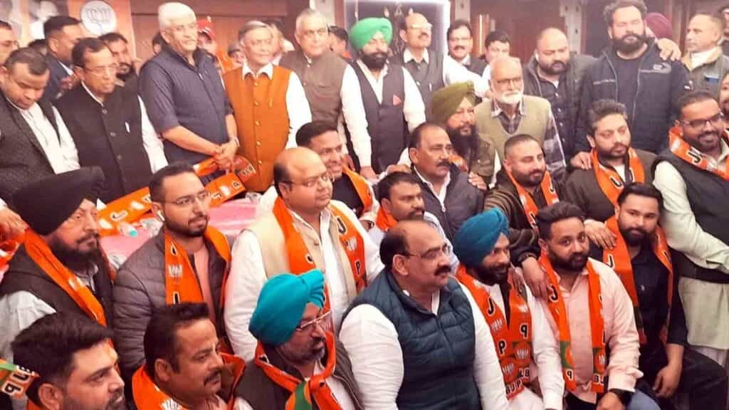 BJP New Joining in Jalandhar : AAP, SAD व कांग्रेस को बड़ा झटका, केंद्रीय मंत्री शेखावत ने कई नेताओं को ज्वाइन करवाई BJP