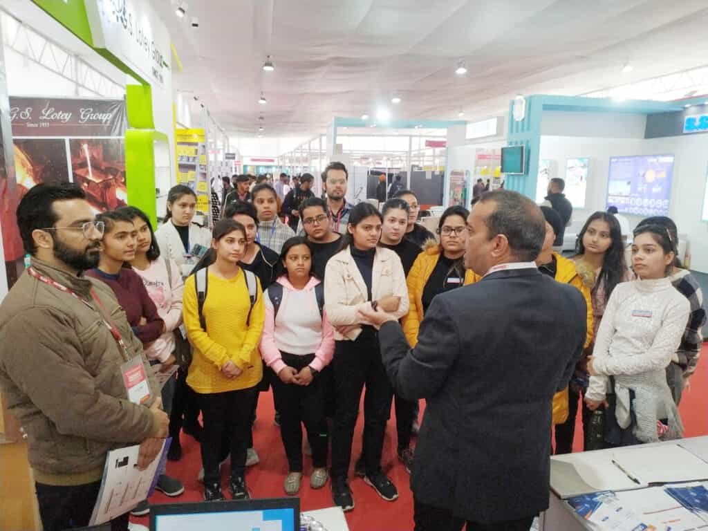 Girl Students Visited Machinex-2023 : HMV की मल्टीमीडिया विभाग की छात्राओं ने किया मशीनैक्स-2023 का दौरा