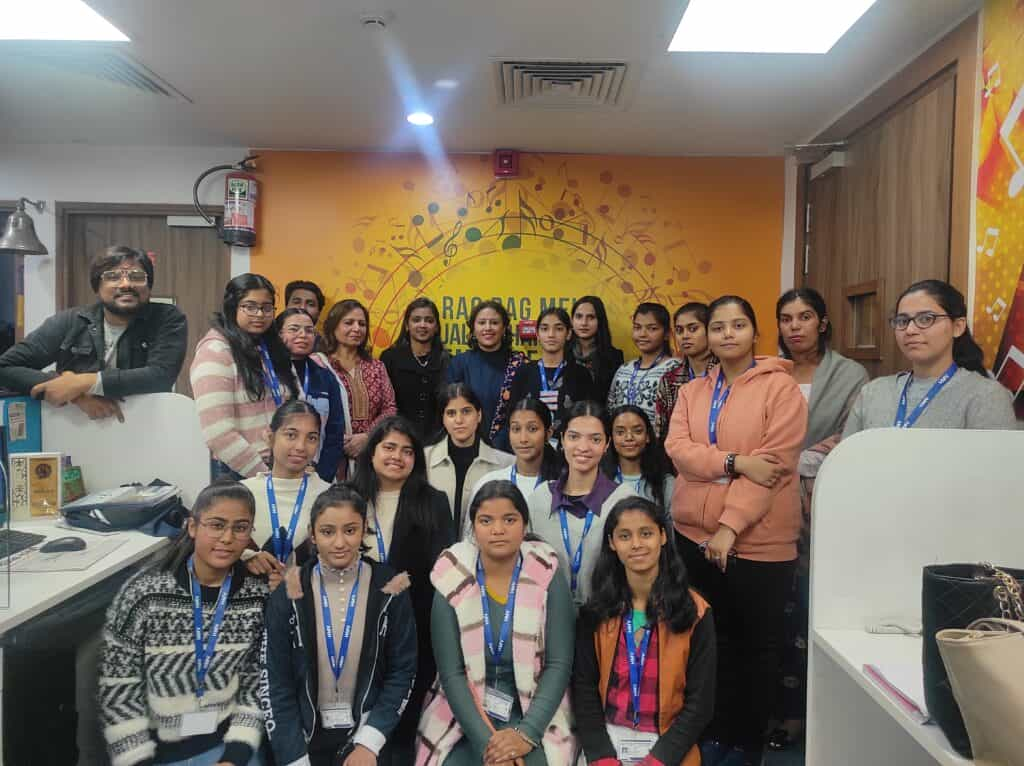 Students Visited Radio City : HMV की मॉस कम्यूनिकेशन एवं वीडियो प्रोडक्शन विभाग की छात्राओं ने रेडियो सिटी 91.9 का दौरा किया