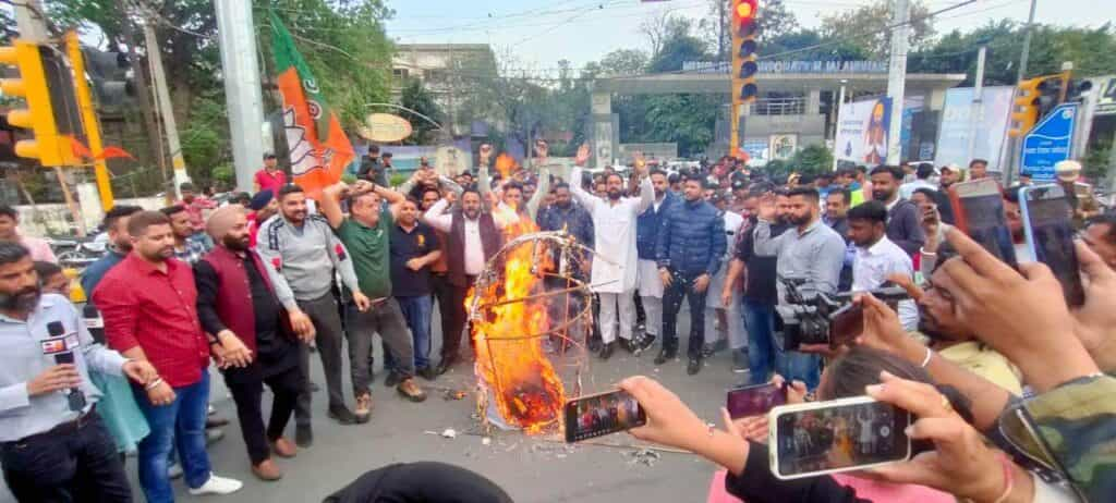 BJP Protest Against Govt : बिगड़ती क़ानून व्यवस्था के खिलाफ सैंकड़ों युवा भाजपा कार्यकर्ताओं ने CM मान का पुतला फूक कर किया प्रचंड प्रदर्शन