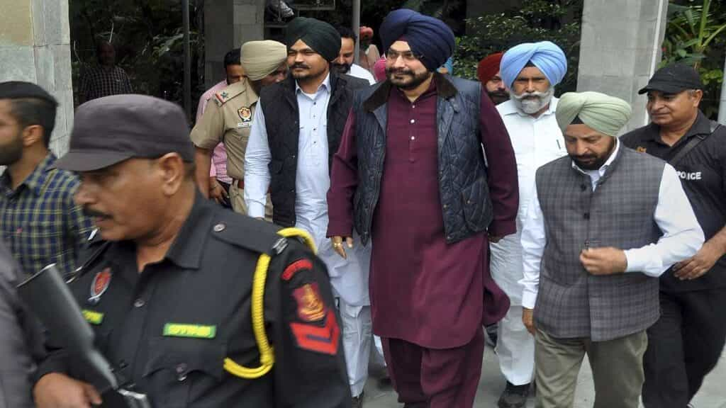 Sidhu Reached Musewala House : मूसेवाला के घर पहुंचे नवजोत सिद्धू, परिवार से की मुलाकात