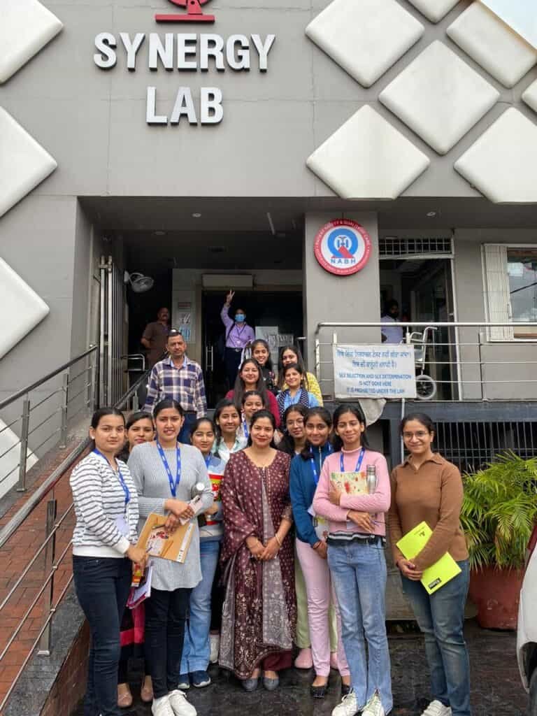 Students Visited Synergy Pathology Lab : HMV की छात्राओं के लिए सिनर्जी पैथालॉजी लैब का दौरा