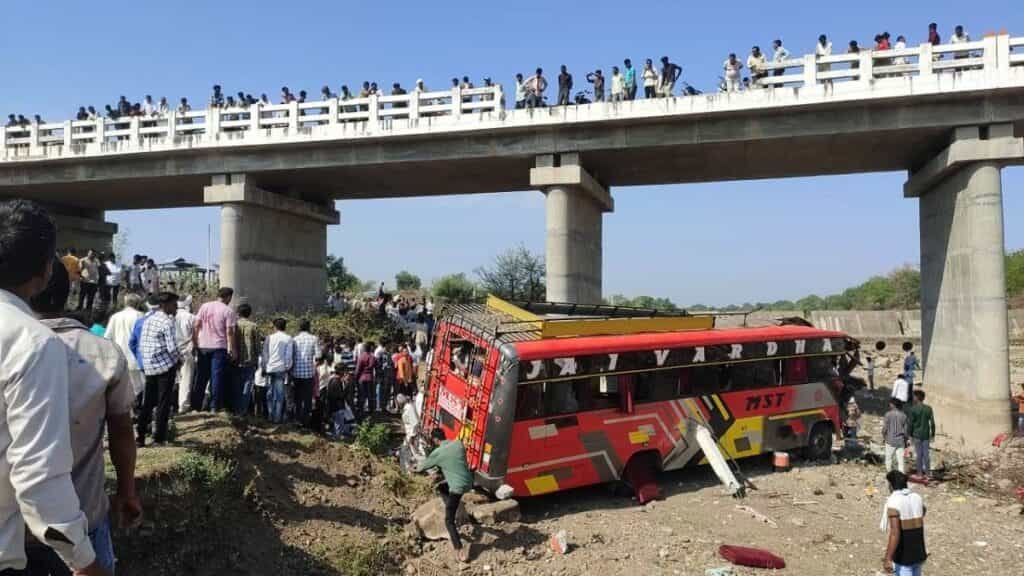 Khargone Bus Accident : पुल से नीचे गिरी बस, 14 लोगों की मौत, 20 घायल Khargone Bus Accident : पुल से नीचे गिरी बस, 14 लोगों की मौत, 20 घायल