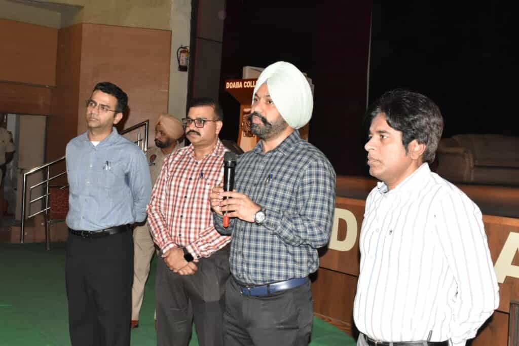 Lok Sabha by-election Polling : पोलिंग टीमें ईवीएम मशीनों के साथ रवाना, कुल 1621800 मतदाता, 19 उम्मीदवार चुनावी मैदान में, 9 विधानसभा क्षेत्रों में 1972 केंद्रों पर होगा मतदान