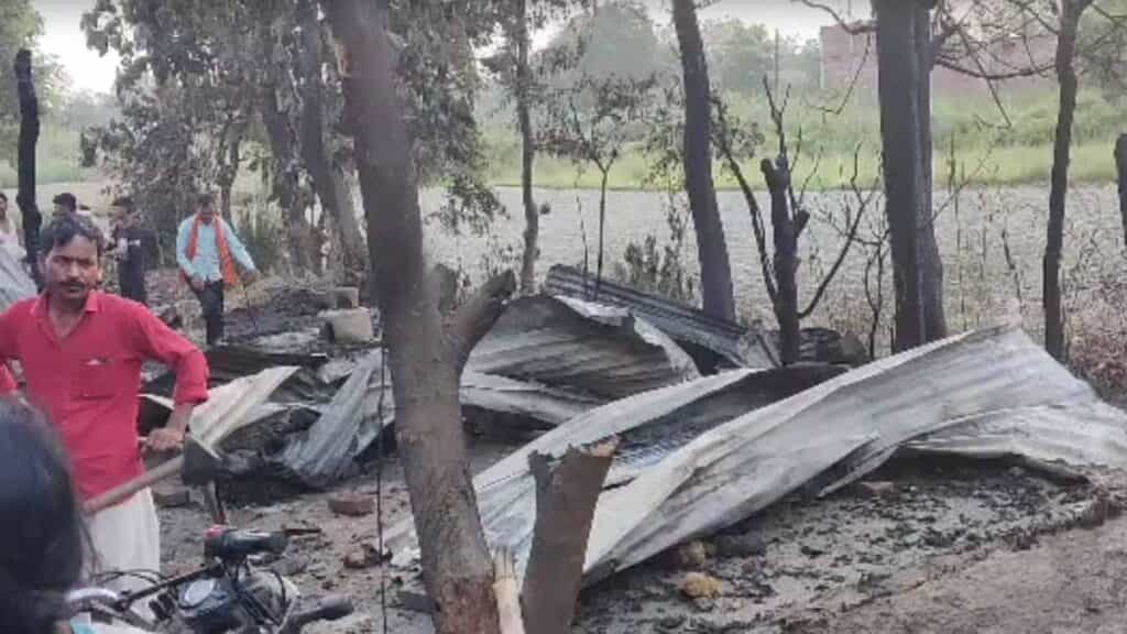 Kushinagar Fire : पहले हुआ शार्ट सर्किट फिर सिलेंडर ब्लास्ट होने से घर में लगी आग, 5 बच्चों समेत 6 की मौत