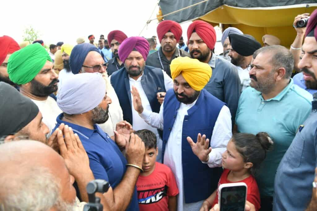 CM Visit in flood Affected Area : मुख्यमंत्री बाढ़ प्रभावित लोगों को राहत पहुँचाने के लिए लगातार प्रयत्नशील