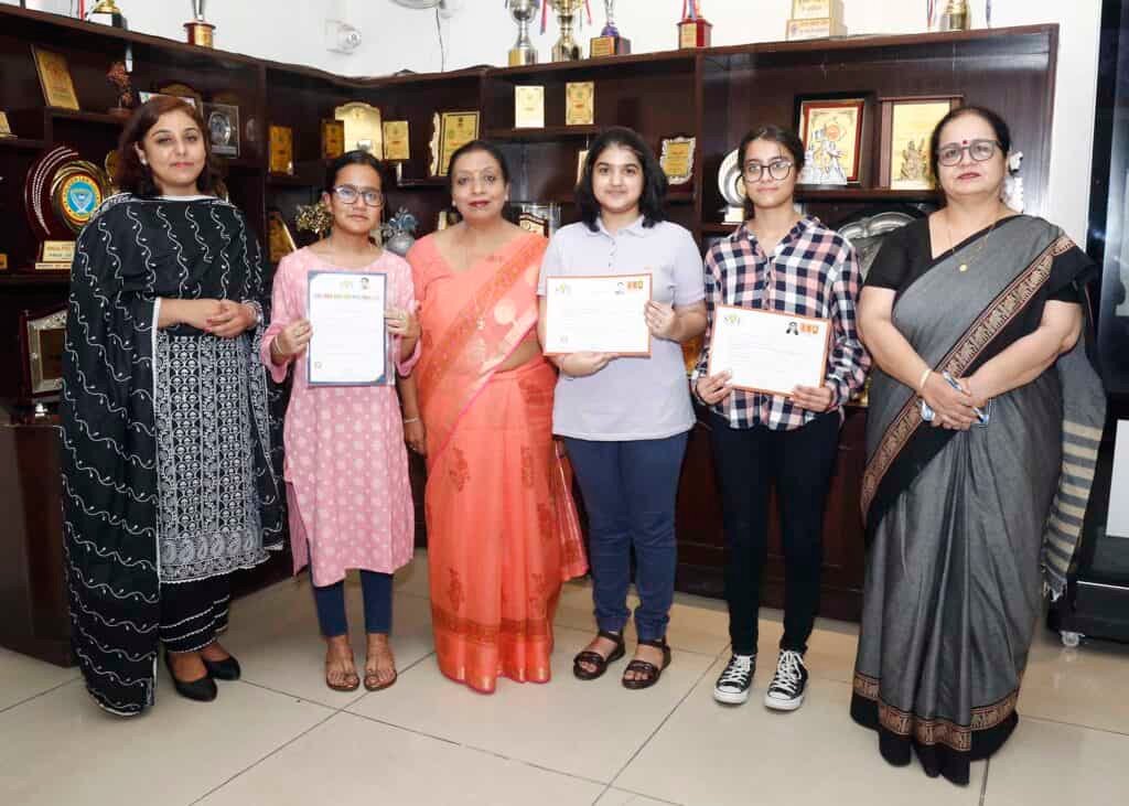 International English Olympiad : HMV की छात्राओं ने इंटरनेशनल इंग्लिश ओलम्पियाड में हासिल किए शानदार रैंक