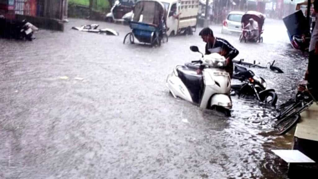 Hoshiarpur Weather Update: होशियारपुर में लगातार बारिश से अस्त-व्यस्त हुआ जनजीवन, दरिया में तब्दील हुई शहर की सड़कें