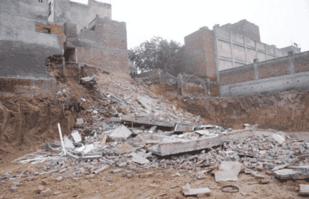 House Collapsed In Ghaziabad : गाजियाबाद में तीन मंजिला मकान गिरा, मचा हाहाकार, कई लोग दबे