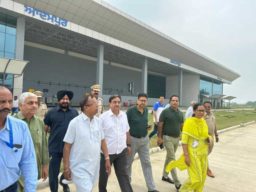 Minister Visit at Adampur Airport : केंद्रीय उद्योग राज्य मंत्री सोम प्रकाश ने आदमपुर सिविल हवाई अड्डे के नए बन रहे अत्यआधुनिक टर्मिनल का किया निरीक्षण