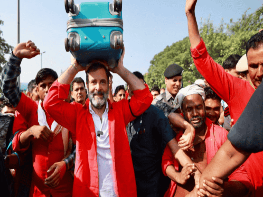 Rahul Gandhi : रेलवे स्टेशन पर राहुल गांधी बने कुली, सिर पर उठाया सामान