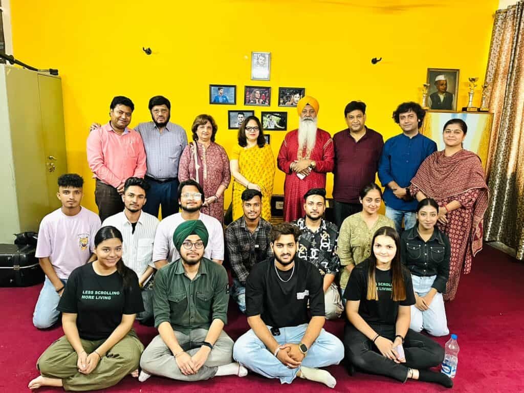 Students learned Gurmati Sangeet : Apeejay College संगीत विभाग के विद्यार्थियों ने सीखी़ गुरमति संगीत की खूबियां