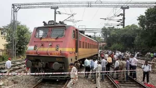 Train accident in Delhi… ट्रेन हादसाः एक्सप्रेस ट्रेन का इंजन, पावर कोच पटरी से उतरे Train accident in Delhi… ट्रेन हादसाः एक्सप्रेस ट्रेन का इंजन, पावर कोच पटरी से उतरे