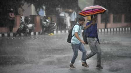 Weather Update : तापमान बढ़ने के बावजूद हल्की बूंदा-बांदी से लोगों को मिली गर्मी से राहत, इन राज्यों में भारी बारिश की चेतावनी