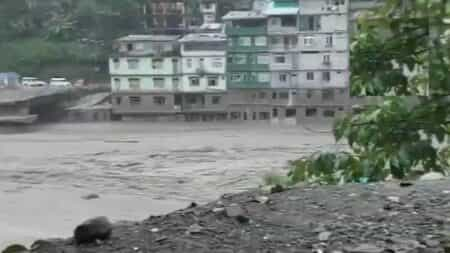 Sikkim Cloud Burst : सिक्किम में बादल फटने से आई बाढ़, 23 जवान लापता, रेड अलर्ट जारी