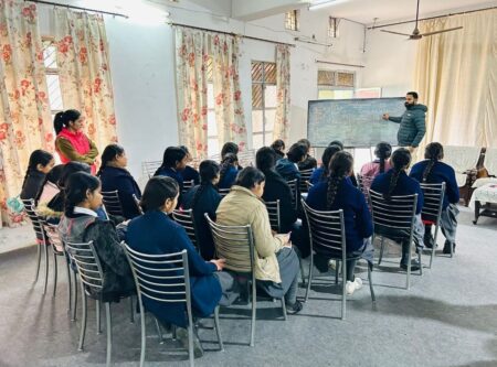 Career Guidance Seminar : विद्यार्थियों को रुचि के अनुसार उच्च शिक्षा एवं व्यावसायिक कोर्स के प्रति किया जा रहा जागरूक- डिप्टी डायरैक्टर