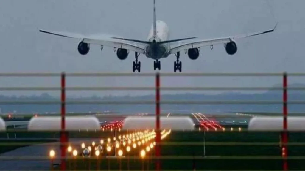 Delhi Flights Delay : दिल्ली में ठंड का सितम जारी, घने कोहरे के कारण दिल्ली एयरपोर्ट पर 120 उड़ानें प्रभावित