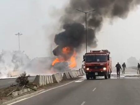 Diesel Tanker Fire : नेशनल हाईवे पर डीजल टैंकर में लगी भीषण आग, ड्राइवर-क्लीनर ने कूदकर बचाई जान