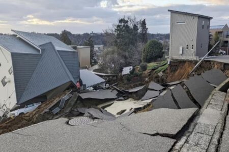 Japan Earthquake : जापान में भूकंप के झटकों से मची तबाही, सड़कों में पड़ी दारारें, राजमार्ग किए बंद