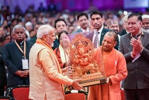 PM Modi in Uttar Pradesh…’उप्र की ‘डबल इंजन’ सरकार ने ‘लालफीताशाही’ को खत्म किया, निवेशकों के अनुकूल माहौल बनाया: मोदी PM Modi in Uttar Pradesh…’उप्र की ‘डबल इंजन’ सरकार ने ‘लालफीताशाही’ को खत्म किया, निवेशकों के अनुकूल माहौल बनाया: मोदी