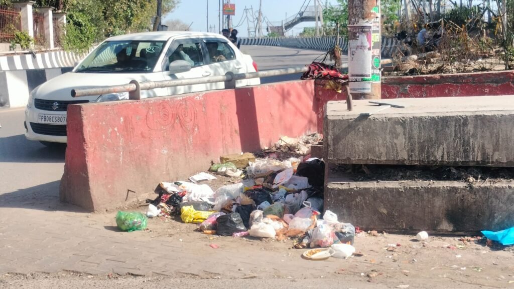 Jalandhar on the verge of epidemic spread : 'आप' के गले की हड्डी बन सकता है शहर में फैला कूड़ा व बंद सीवरेज, महामारी फैलने की कगार पर जालंधर 2 Jalandhar on the verge of epidemic spread Jalandhar on the verge of epidemic spread Jalandhar on the verge of epidemic spread