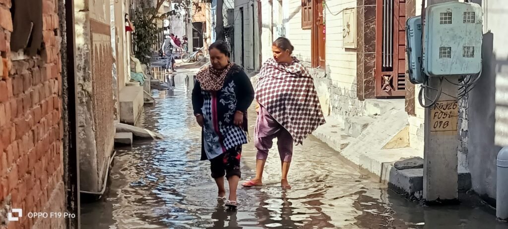 Jalandhar on the verge of epidemic spread : 'आप' के गले की हड्डी बन सकता है शहर में फैला कूड़ा व बंद सीवरेज, महामारी फैलने की कगार पर जालंधर 3 Sewage Jammed in Jalandhar 1 Sewage Jammed in Jalandhar 1 Sewage Jammed in Jalandhar