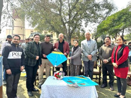 kite flying and kite making competition : DAV College में स्टूडेंट एडवाइजरी एंड वेल्फ़ेयर काउन्सिल ने पतंगबाजी प्रतियोगिता “उड़ी उड़ी रे पतंग” का किया भव्य आयोजन