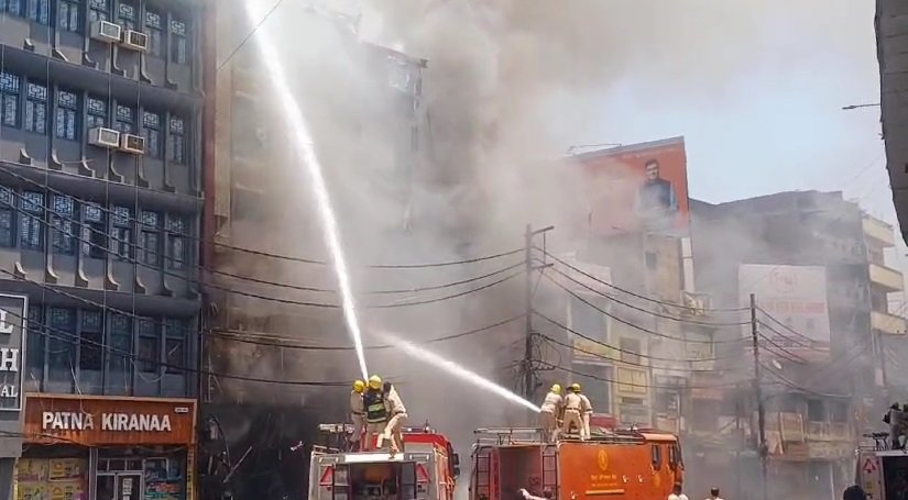 Fire in Hotel : होटल में लगी आग, 6 लोगों की मौत, कई लोगों के होटल में फंसे होने की संभावना Fire in Hotel : होटल में लगी आग, 6 लोगों की मौत, कई लोगों के होटल में फंसे होने की संभावना