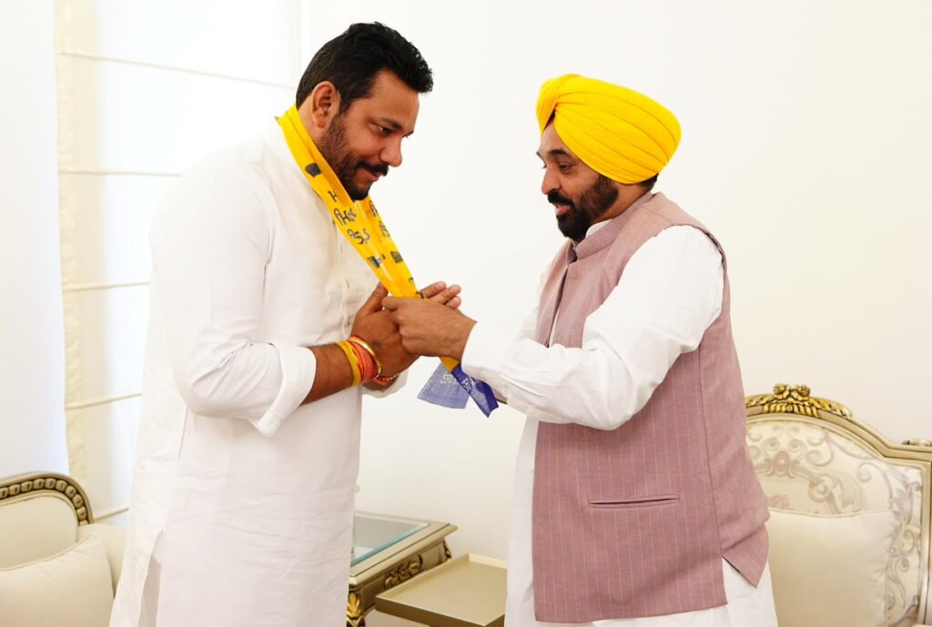 Robin Sampla Joined AAP : भाजपा को झटका, एससी मोर्चा के उपाध्यक्ष रॉबिन सांपला AAP में हुए शामिल