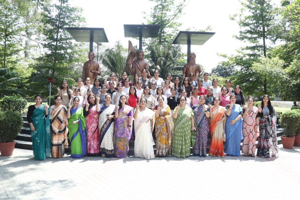 12th Board Results : HMV Collegiate School का 12वीं परीक्षा का परिणाम शानदार रहा