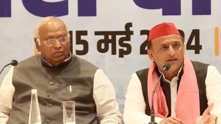 Akhilesh yadav and Mallikarjun Kharge:10 किलो राशन फ्री, PM जितना कांग्रेस को गाली देते हैं, उतना राम का नाम भी नहीं लेते- कांग्रेस अध्यक्ष खरगे