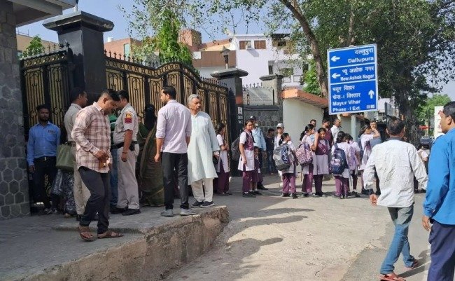 Big News: देश के इन स्कूलों और अस्पतालों को बम से उड़ाने की मिली धमकी, मची अफरा-तफरी 1 BOMB2 BOMB2 BOMB2 BOMB2