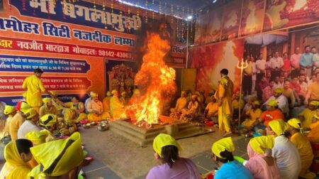 Maa Bagulamukhi Monthly Hawan : अध्यात्म की राह पर चलने के लिए बूढे़ होने का इंतजार न करें : नवजीत भारद्वाज