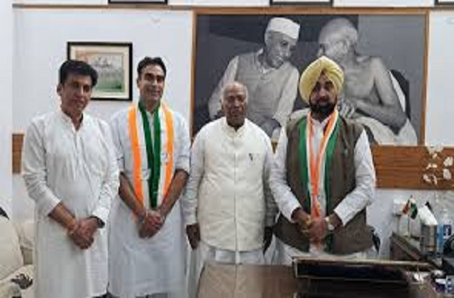 Former cabinet joins Congress